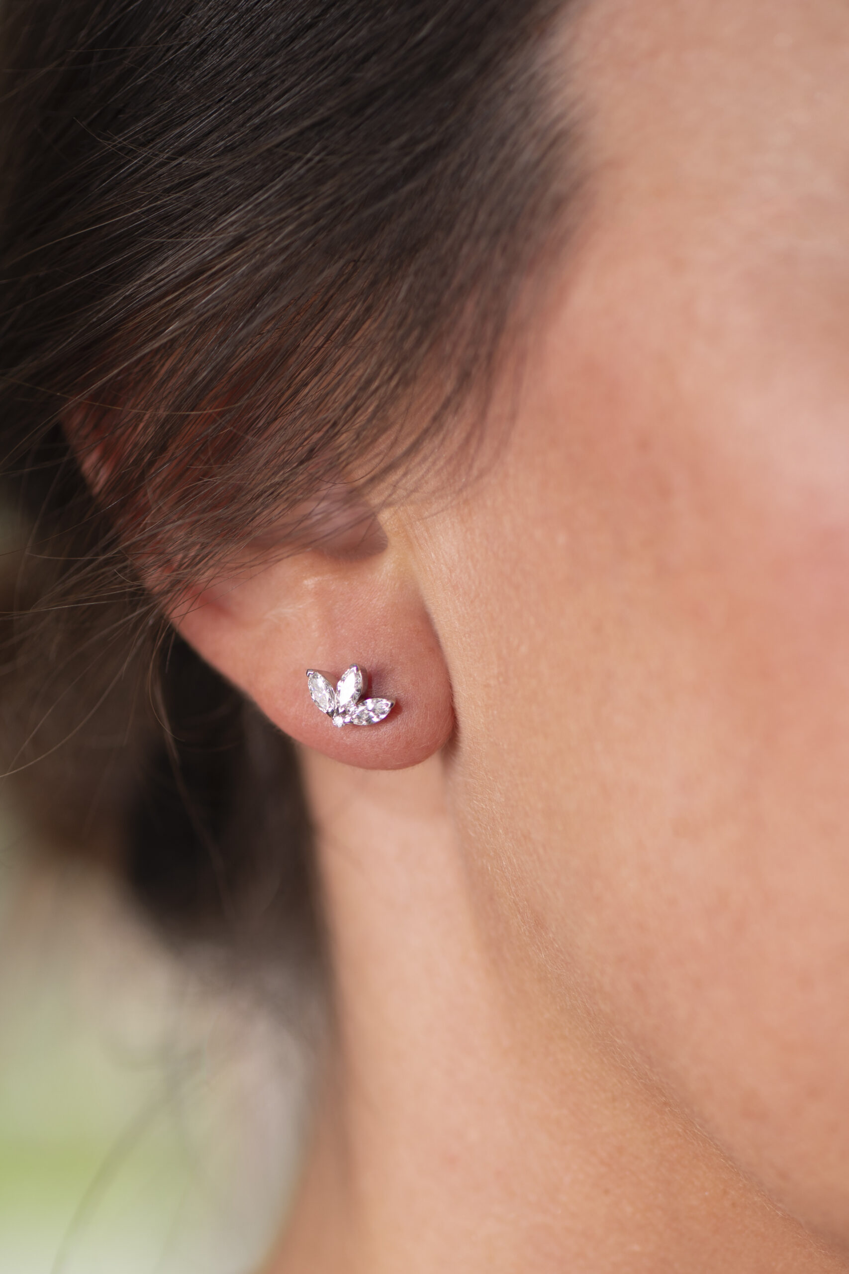 Puces d’oreilles lotus en diamants