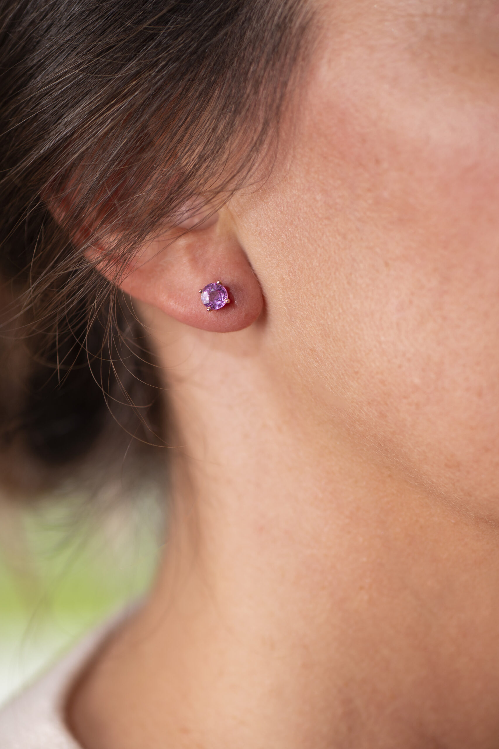 Puces d’oreilles en saphir rose sur or rose