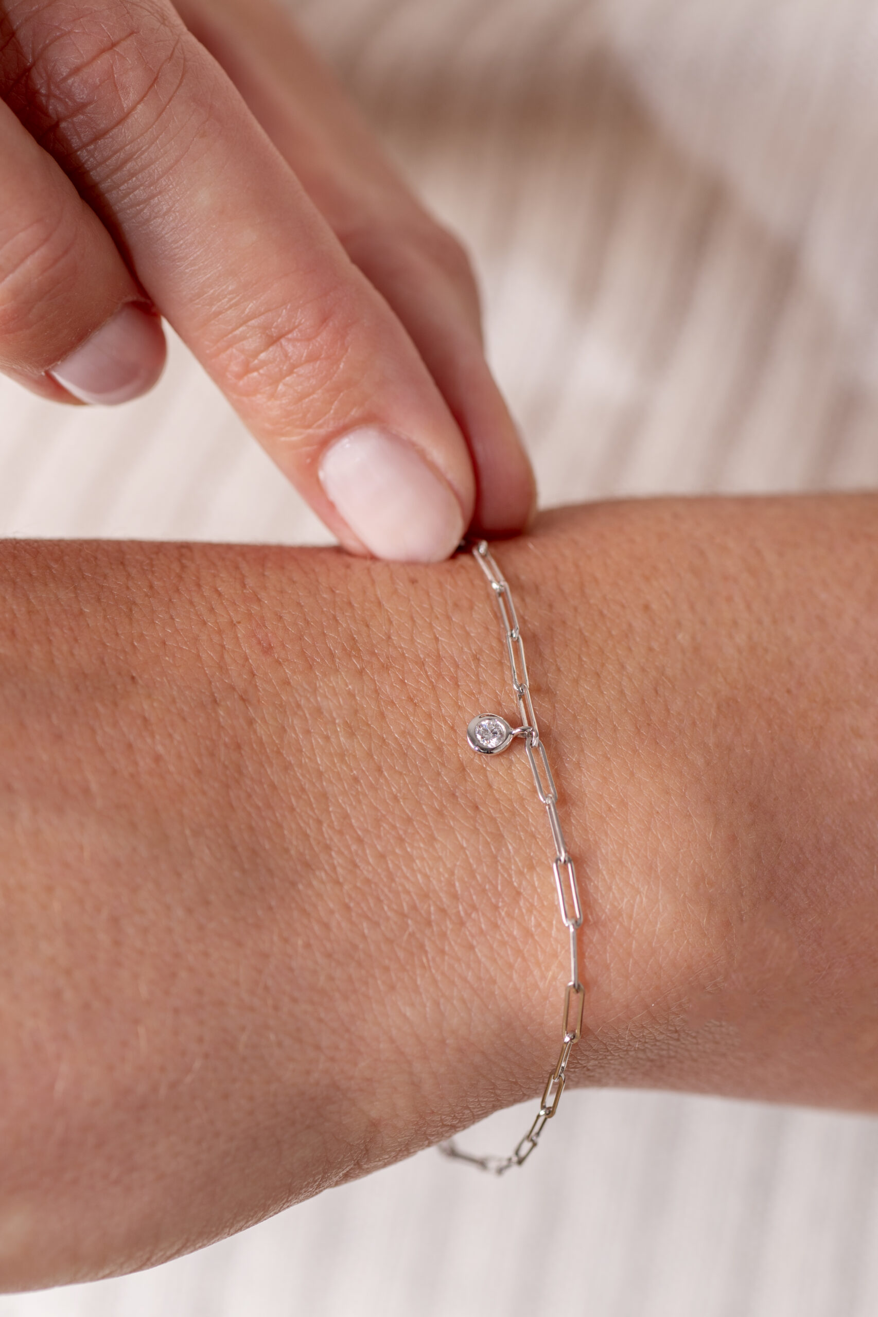 Bracelet maille rectangle et diamant confetti sur or blanc