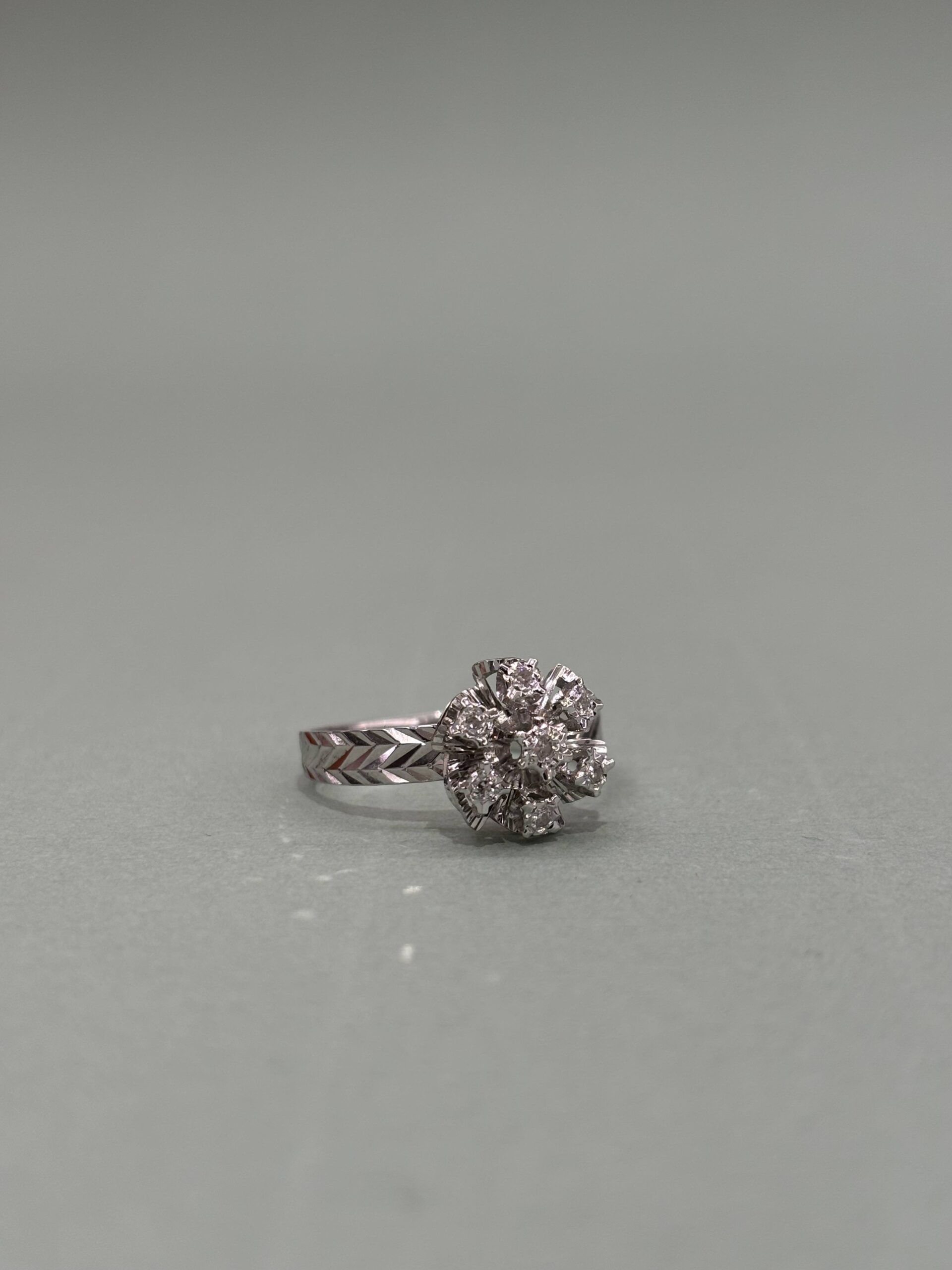 Bague fleur ciselée