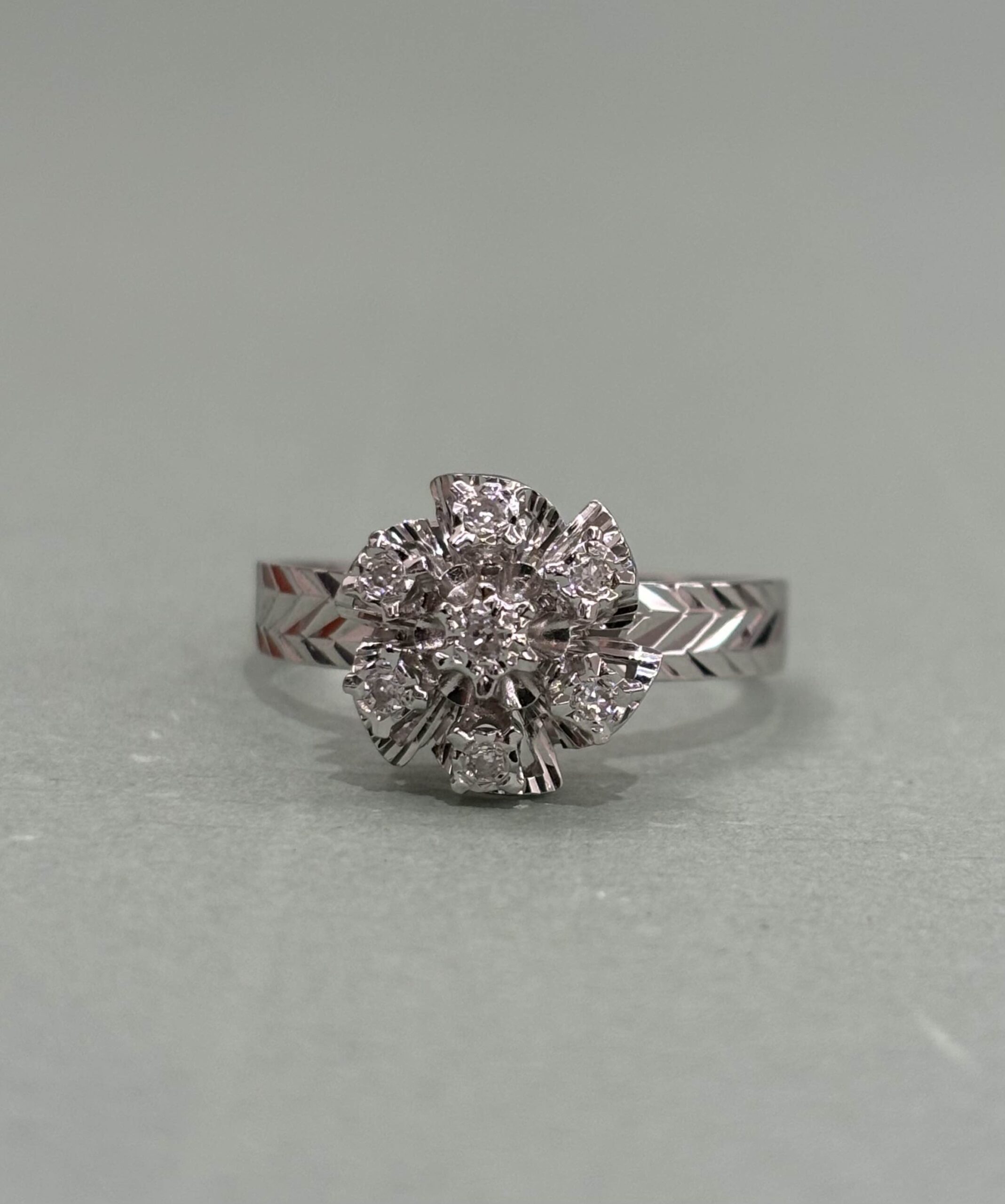 Bague fleur ciselée