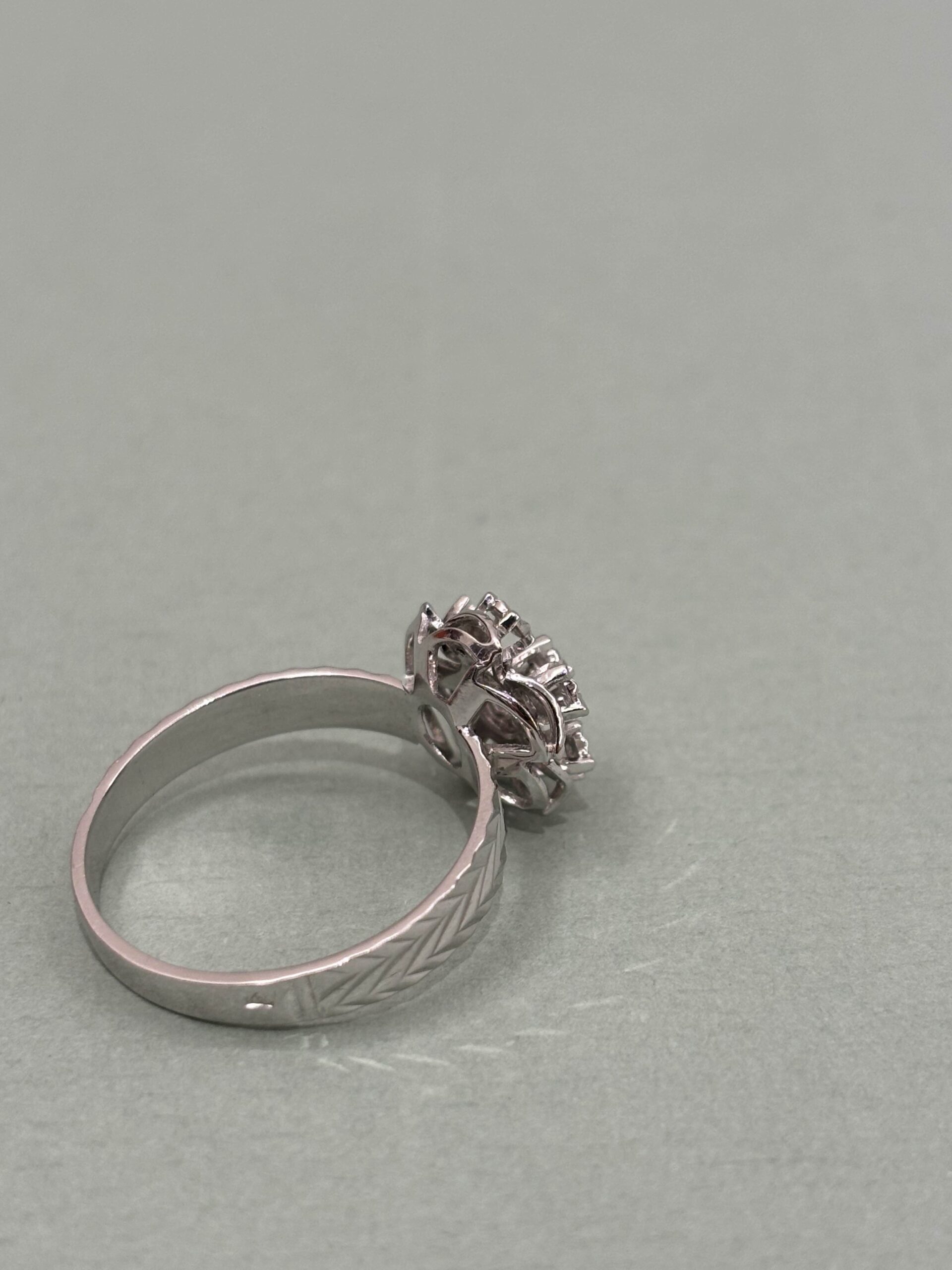 Bague fleur ciselée