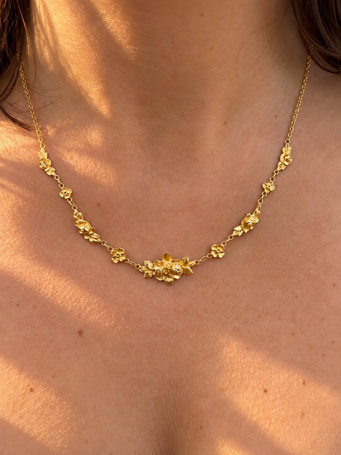 Collier à décor de roses