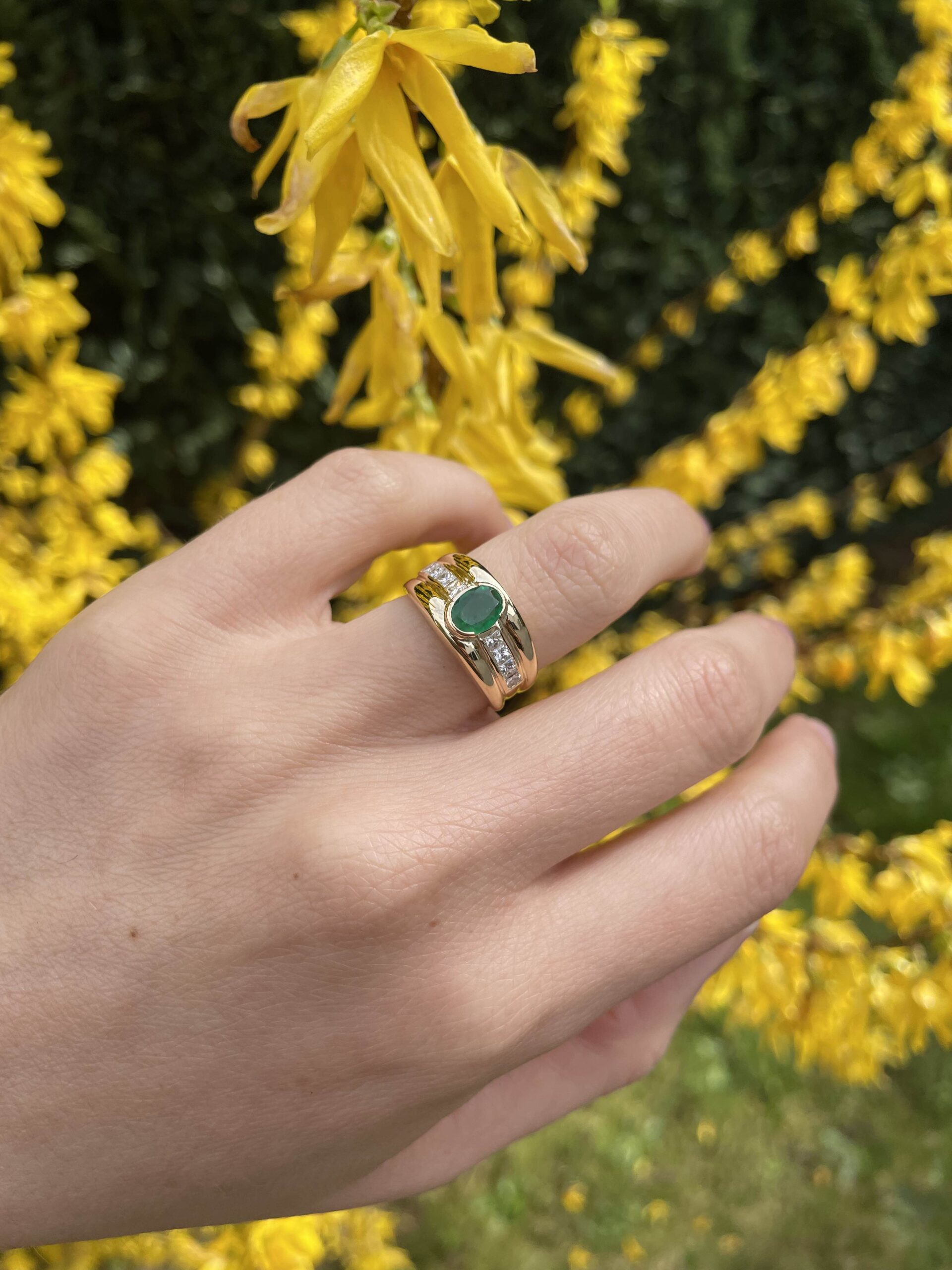 Bague bandeau émeraude et diamants princesse