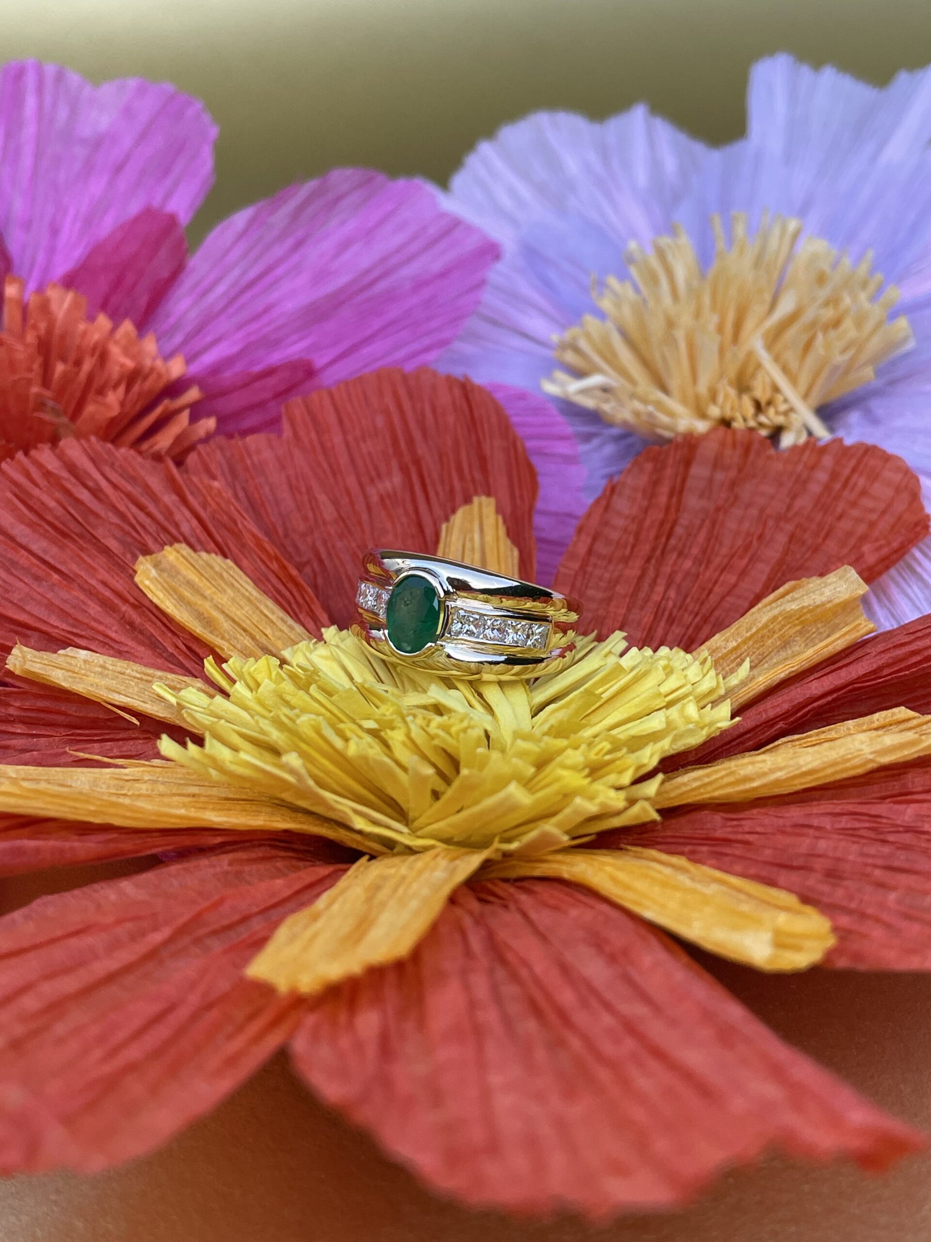 Bague bandeau émeraude et diamants princesse