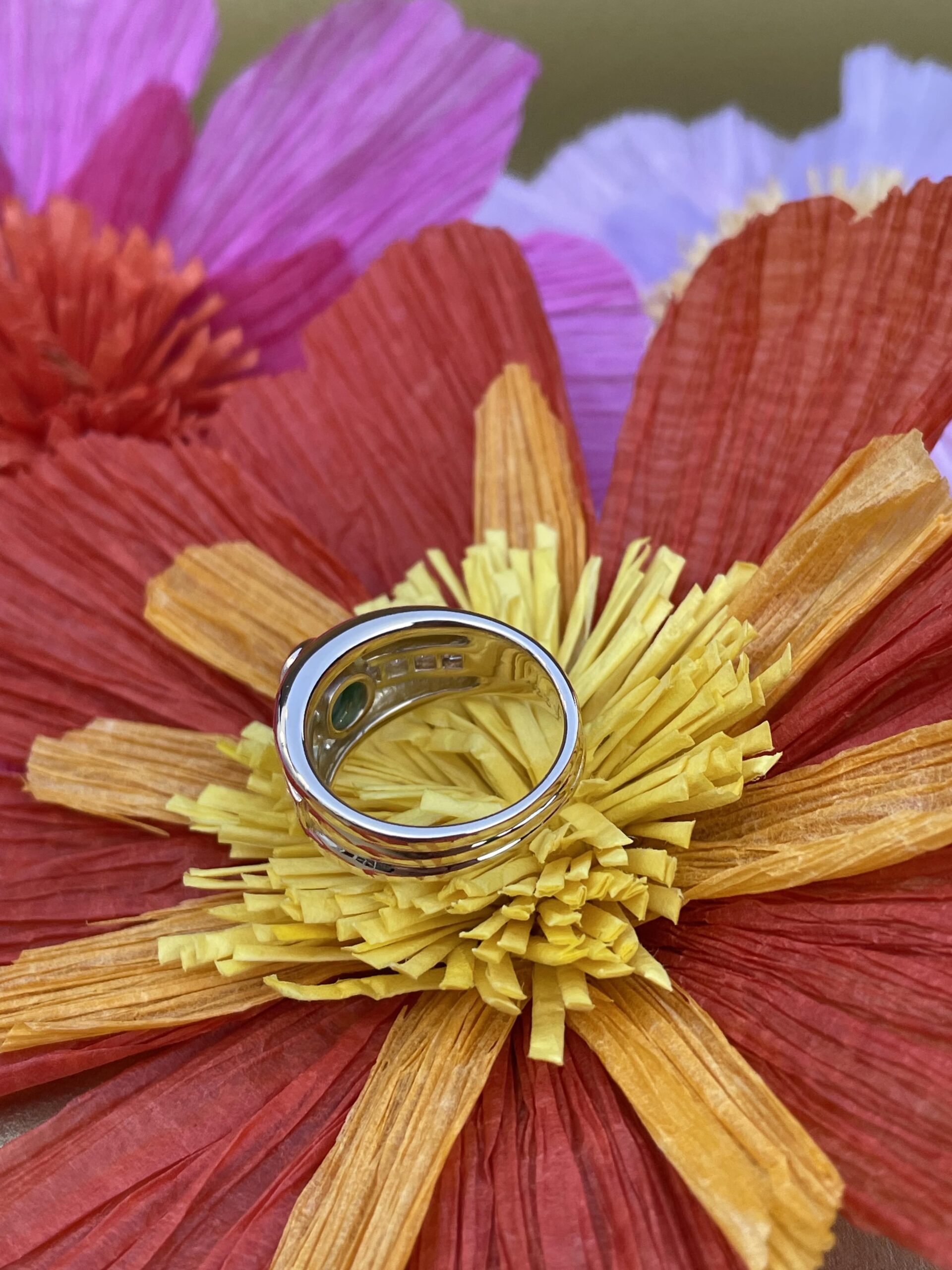 Bague bandeau émeraude et diamants princesse