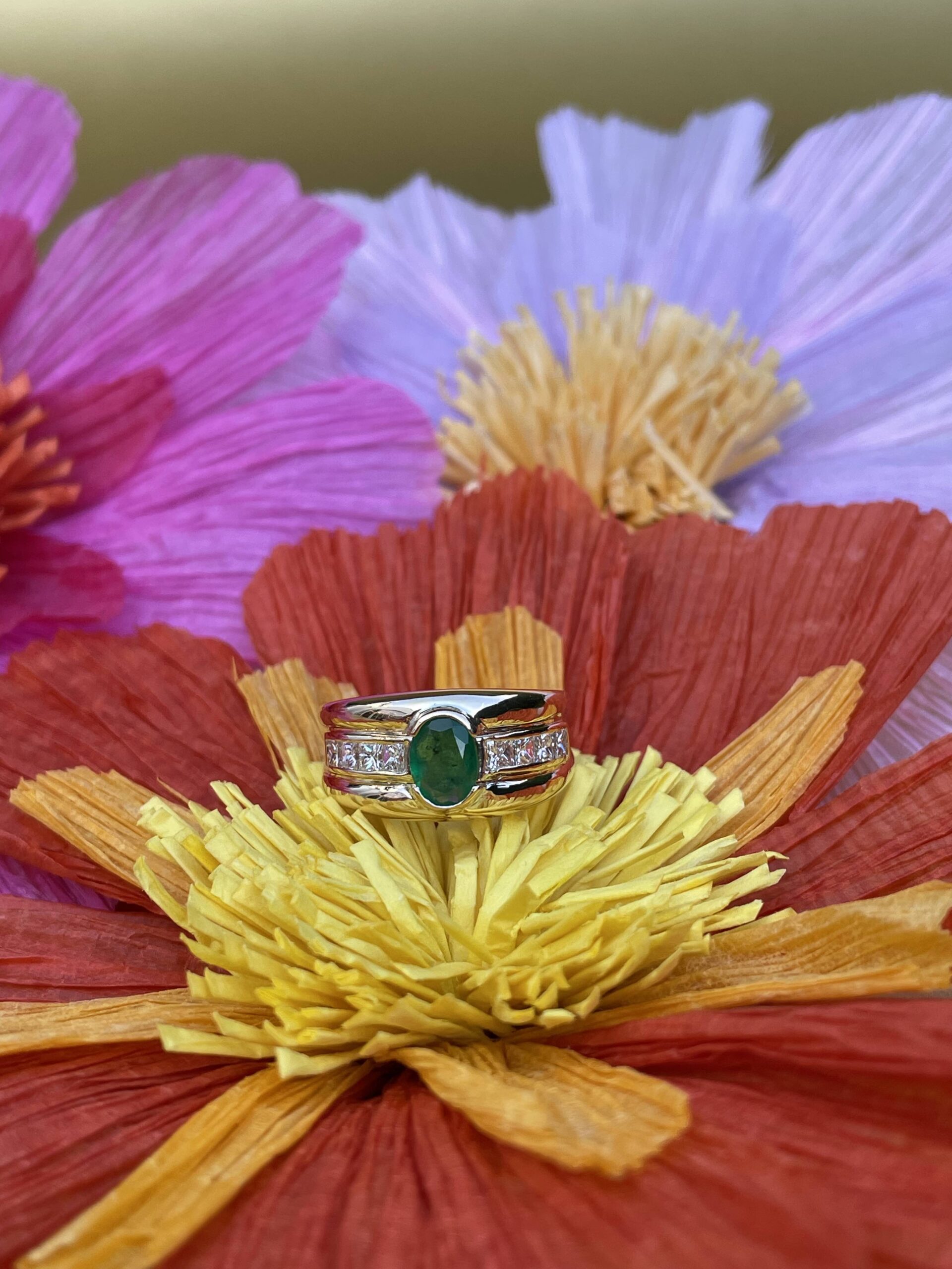 Bague bandeau émeraude et diamants princesse