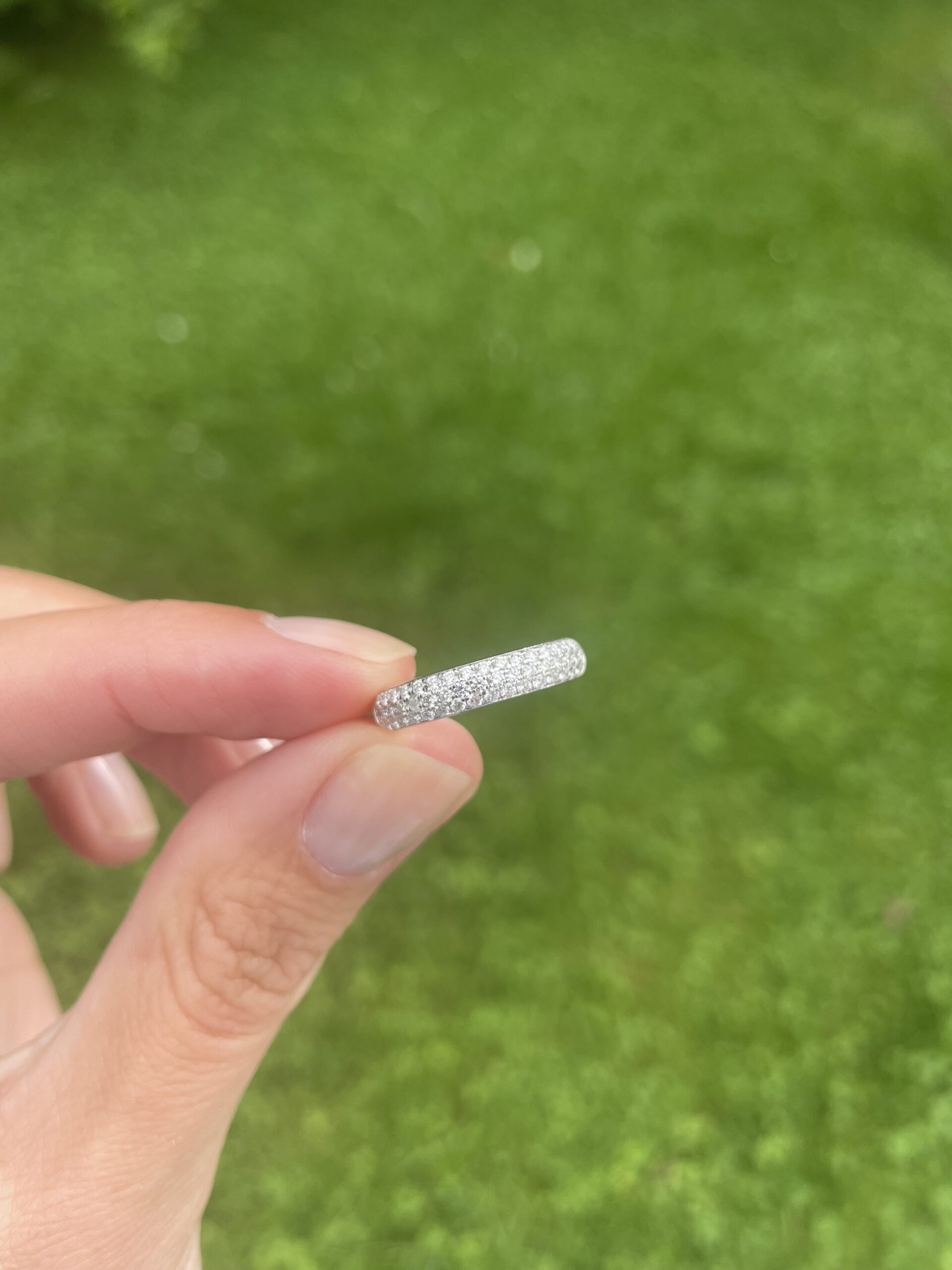 Anneau bombé pavage diamants