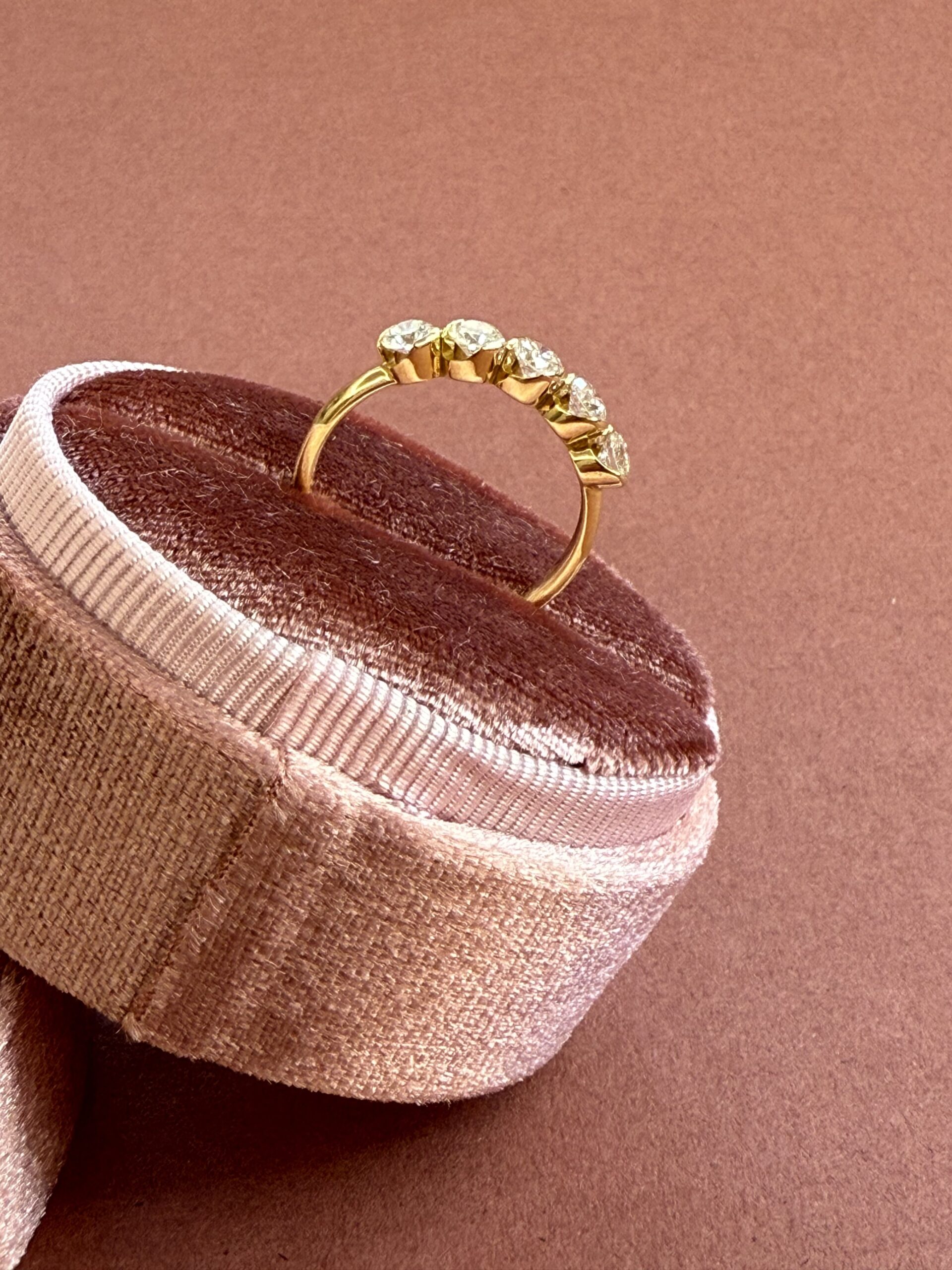 Bague suite de 5 diamants en serti clos