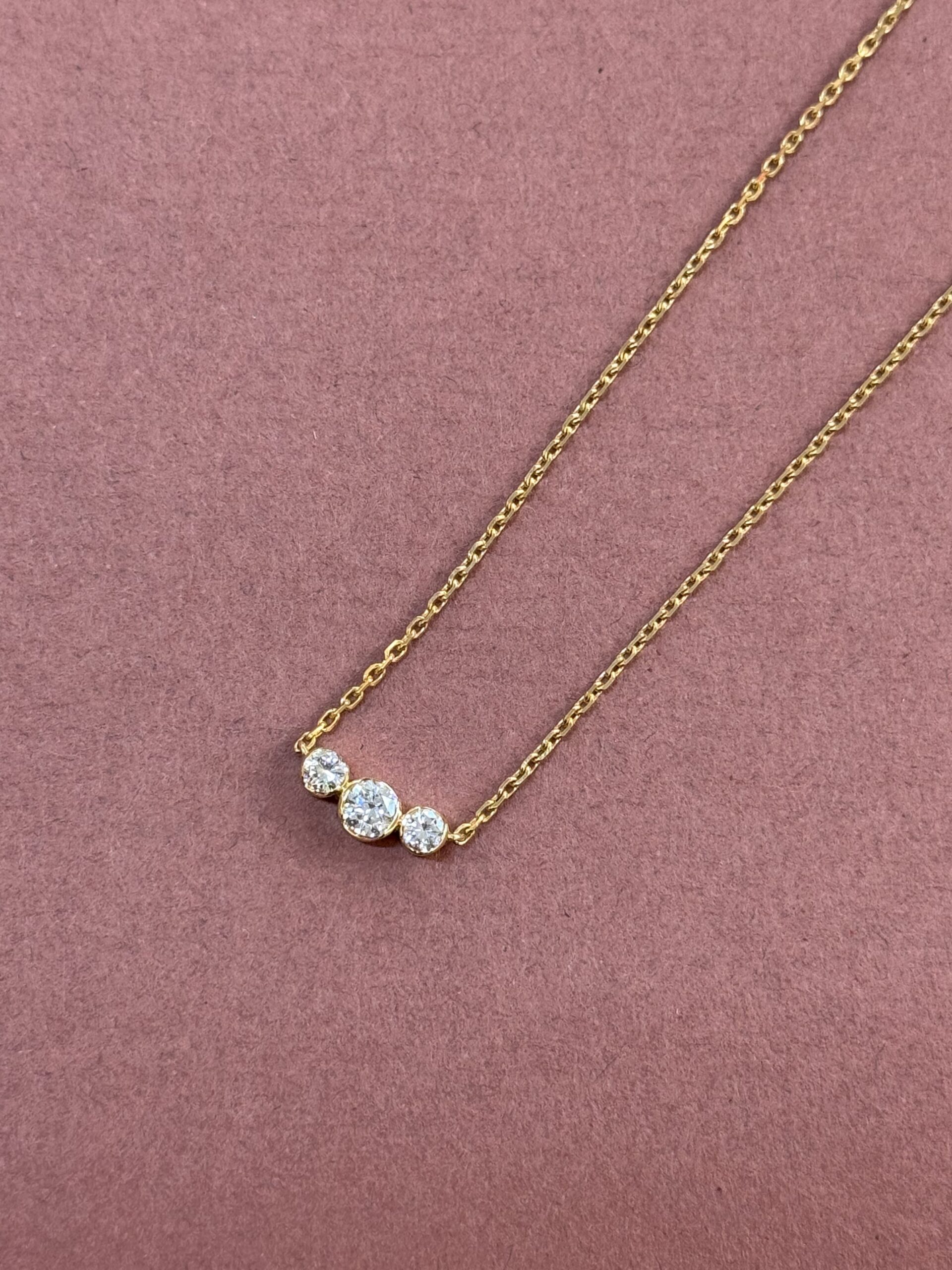 Collier suite de 3 diamants sur or jaune