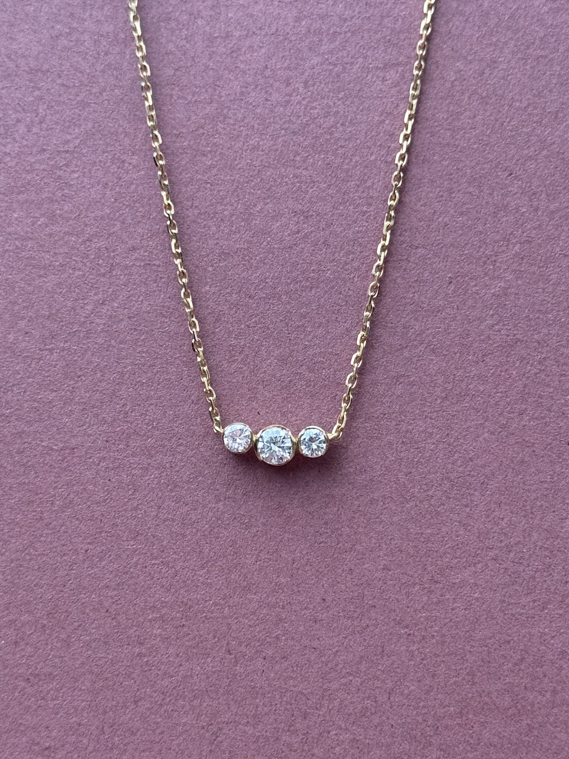 Collier suite de 3 diamants sur or jaune