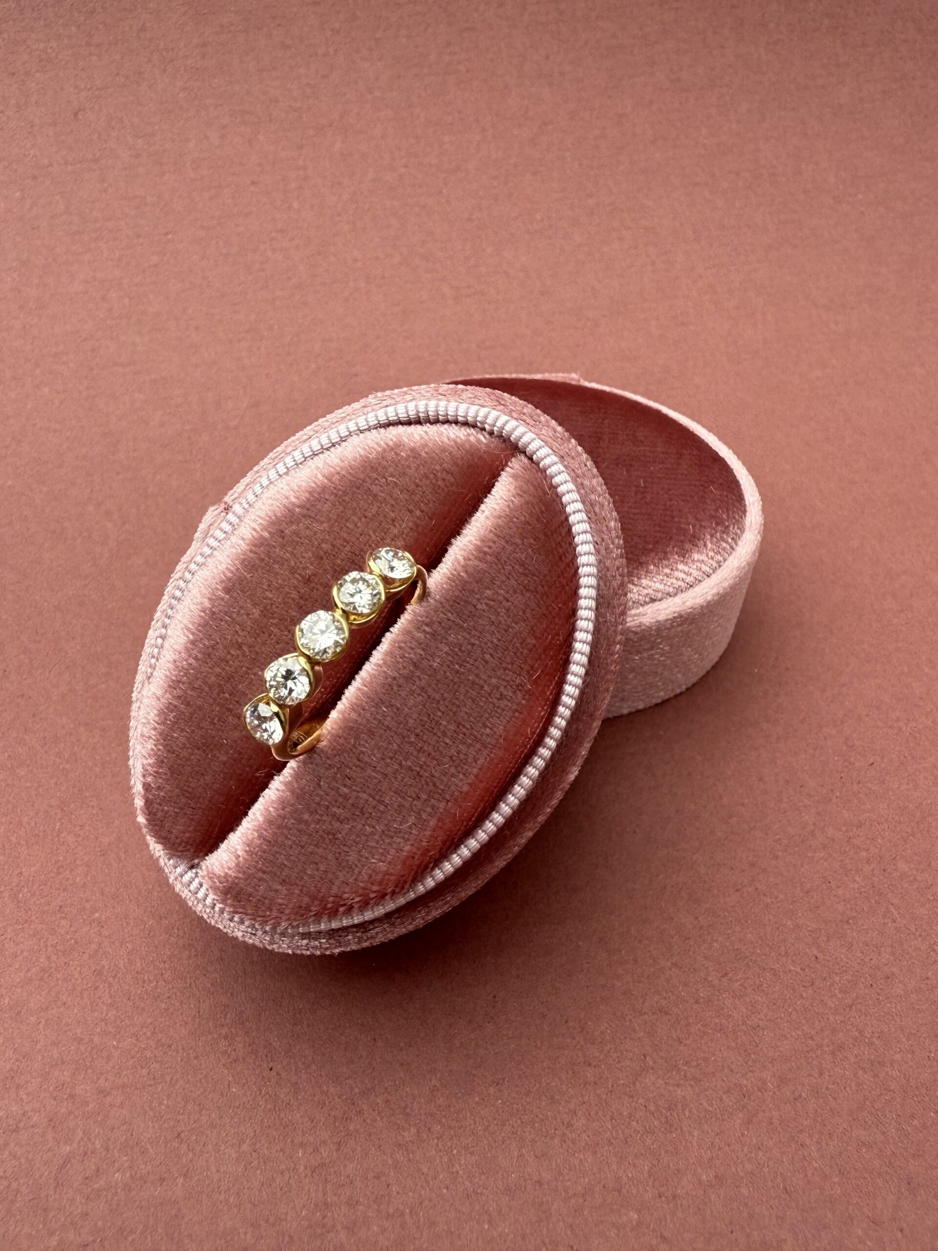 Bague suite de 5 diamants en serti clos