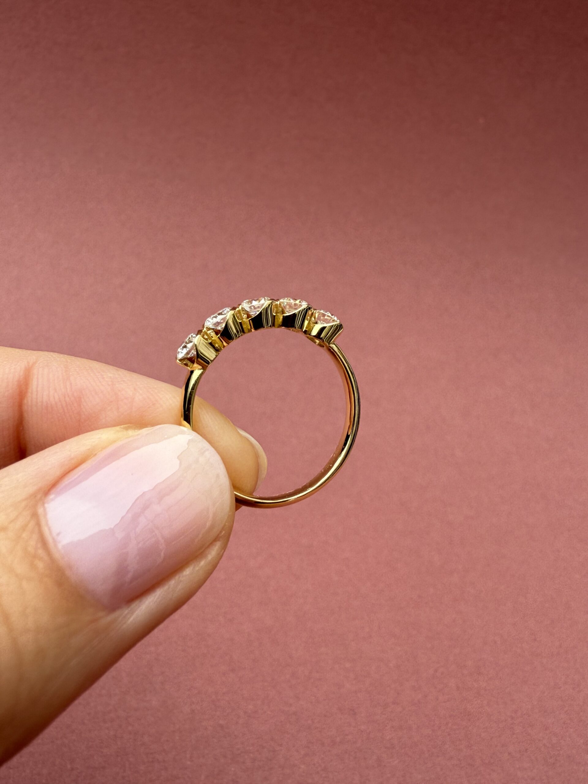 Bague suite de 5 diamants en serti clos