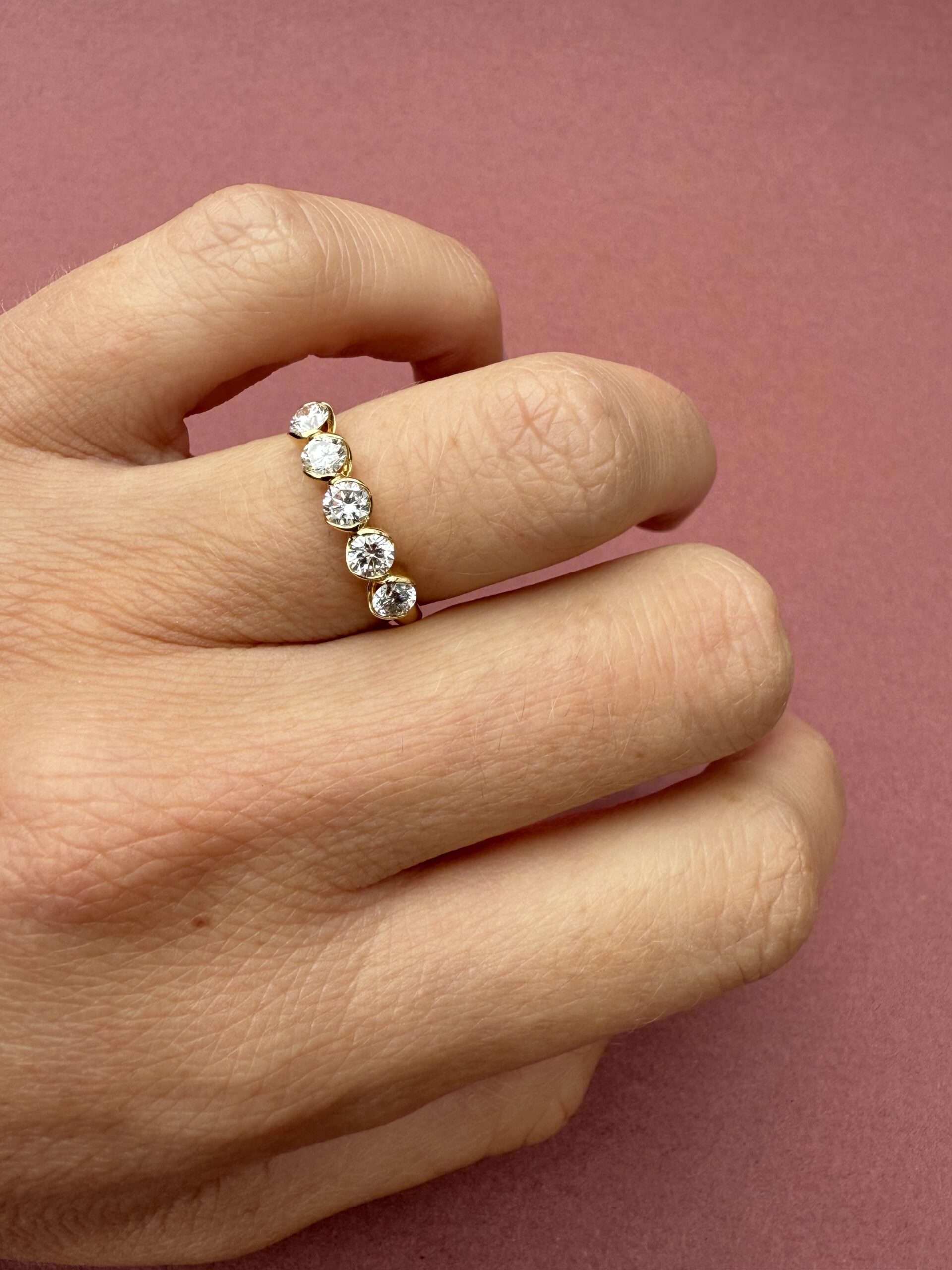 Bague suite de 5 diamants en serti clos