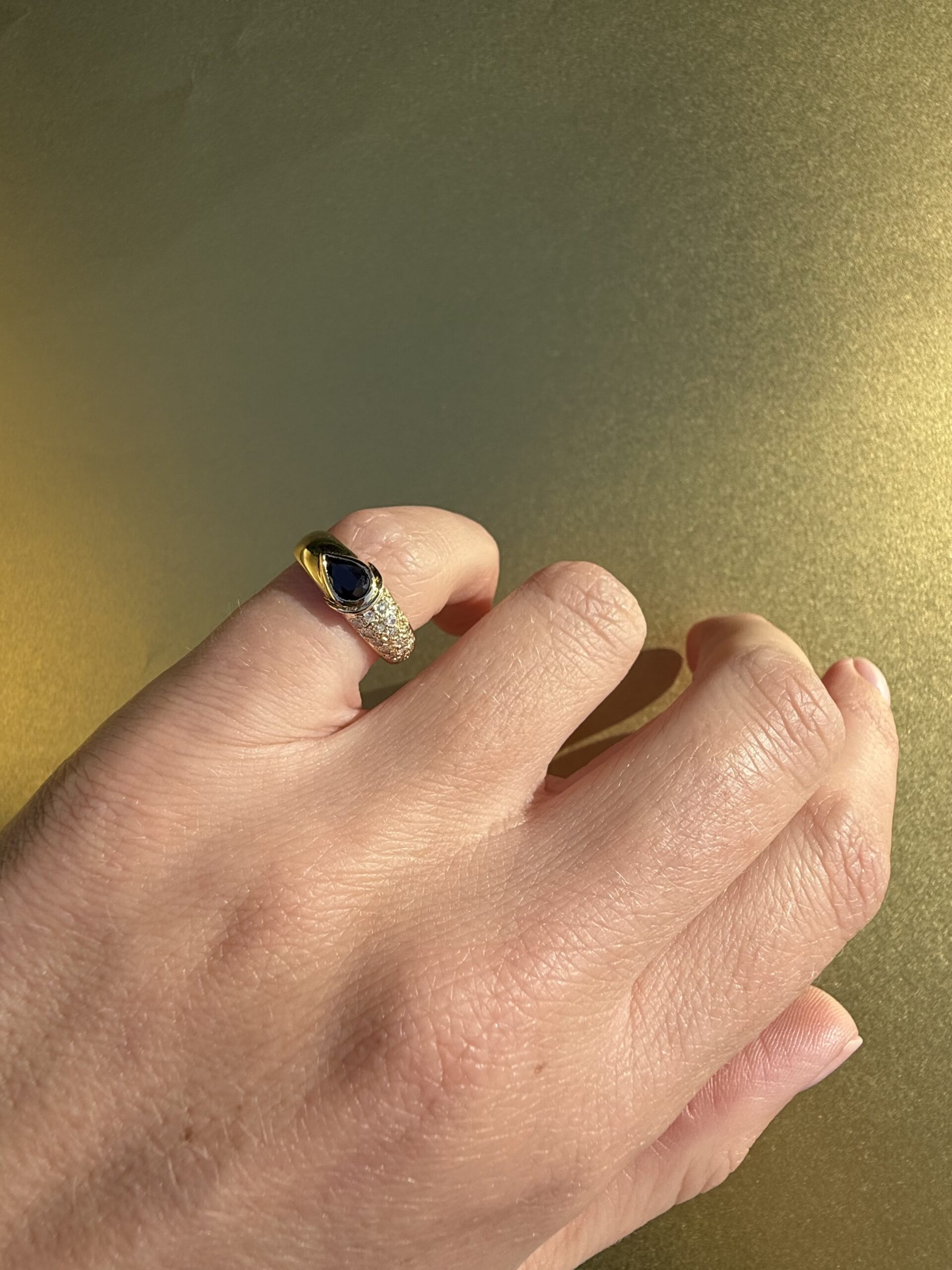 Bague asymétrique saphir poire