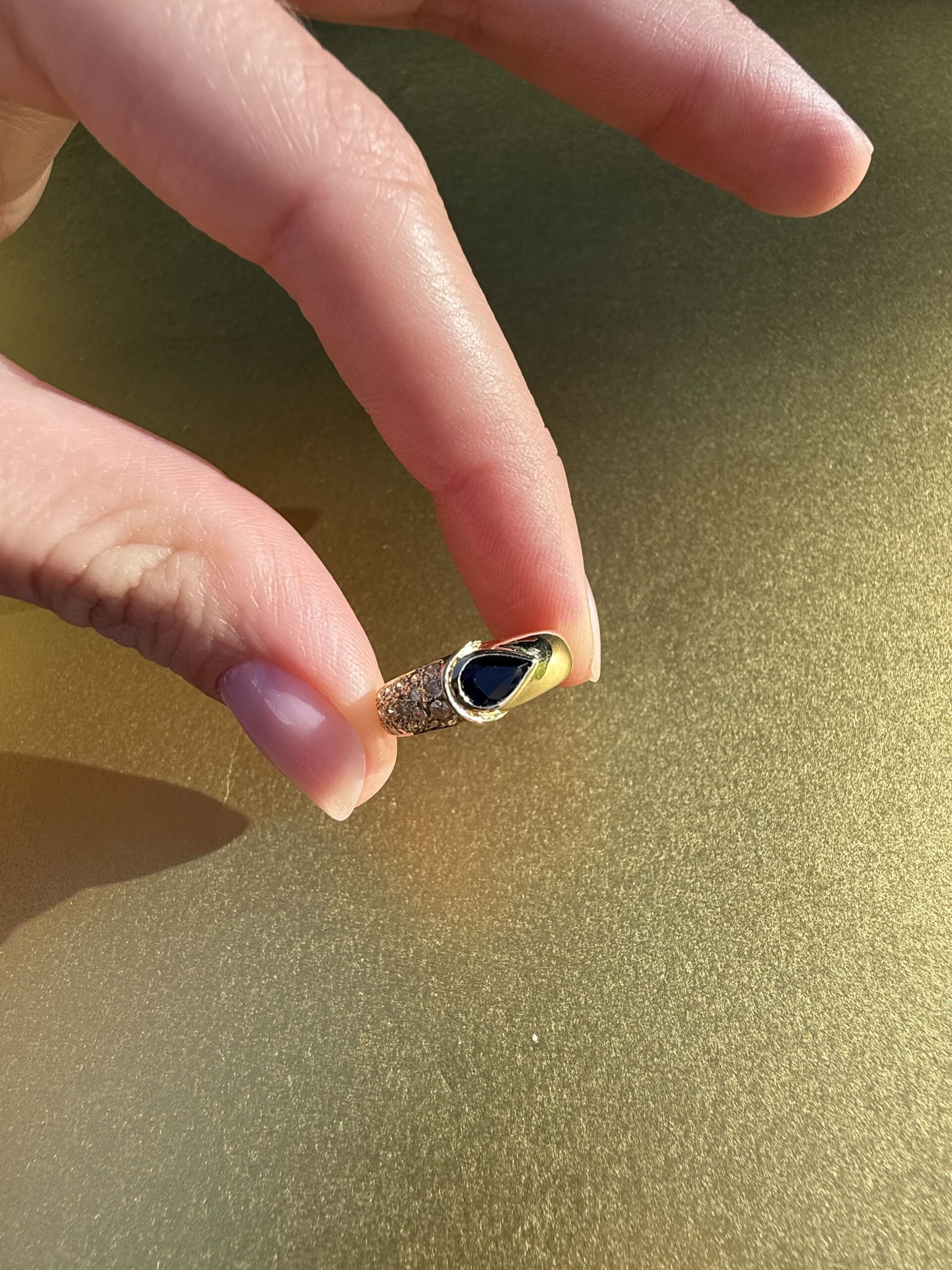 Bague asymétrique saphir poire