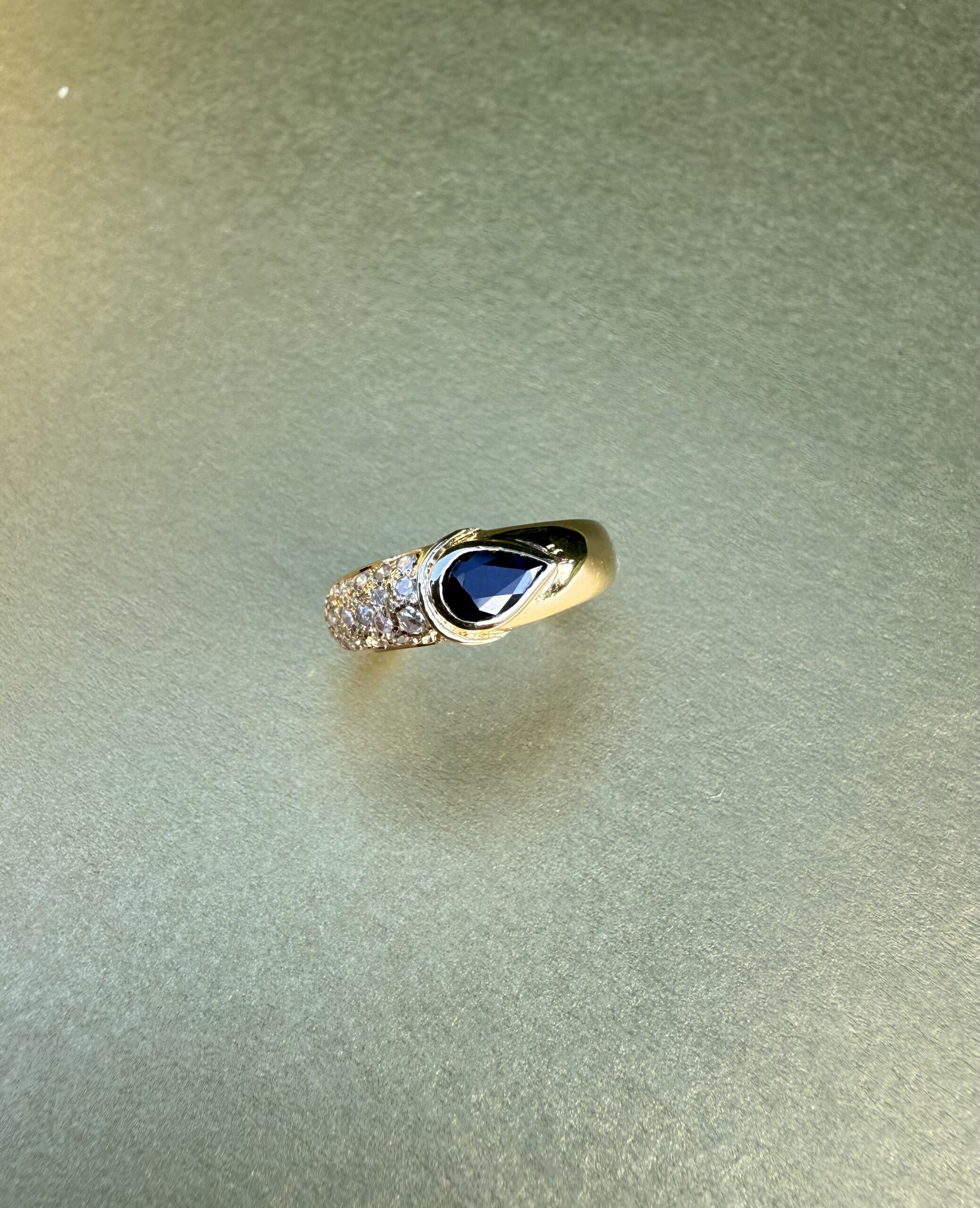 Bague asymétrique saphir poire