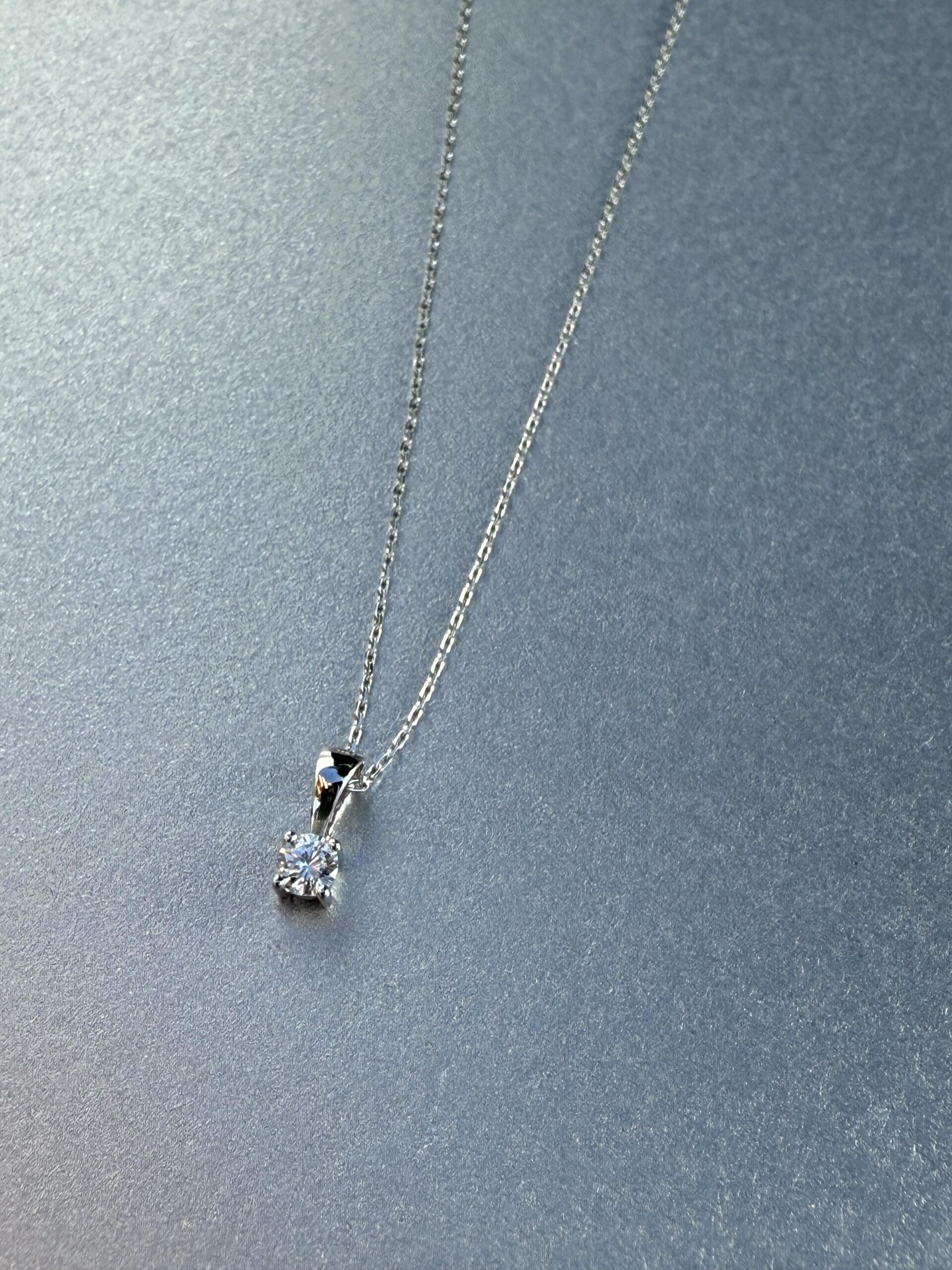 Collier diamant solitaire en serti griffes