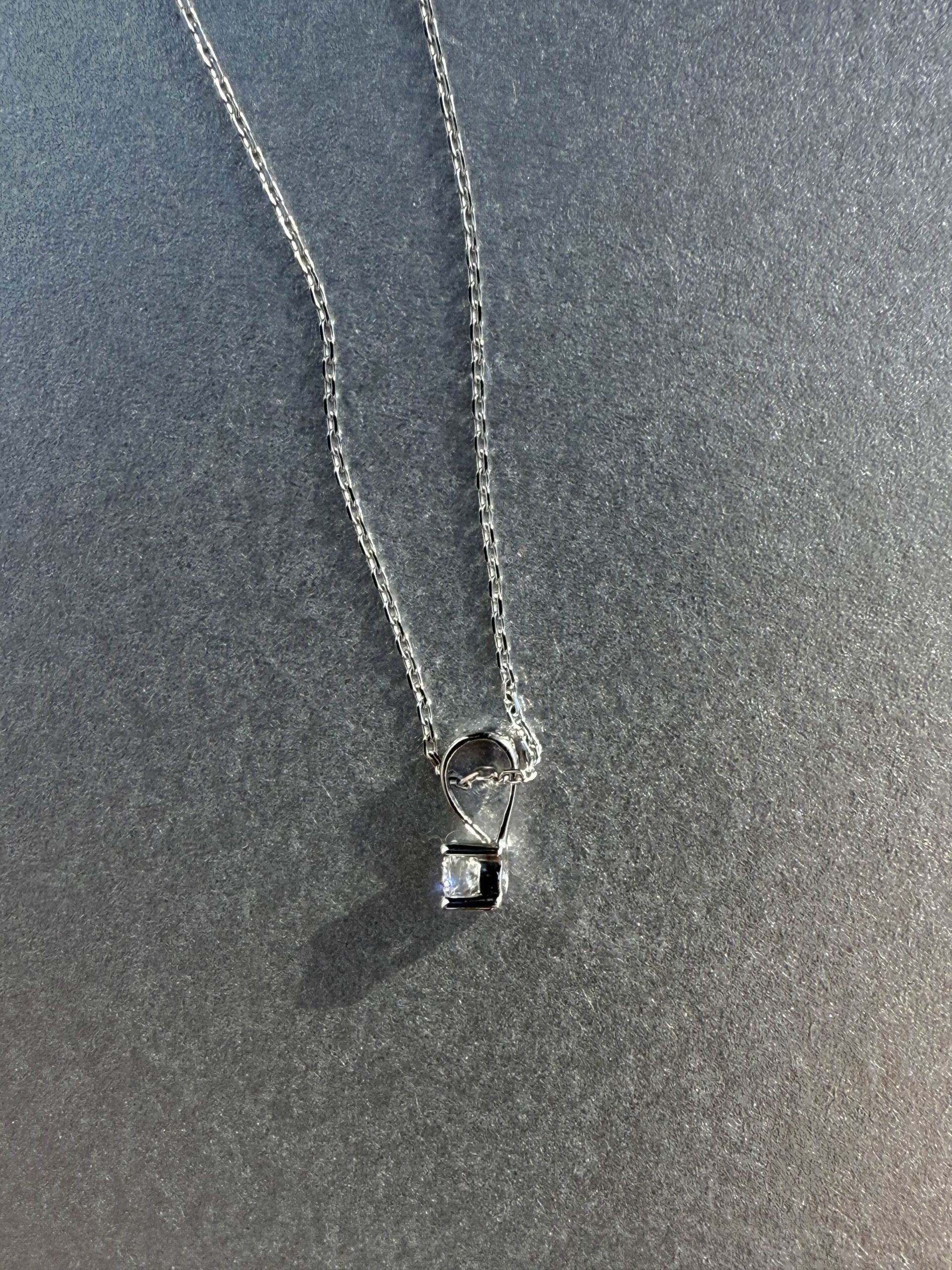 Collier diamant solitaire en serti griffes