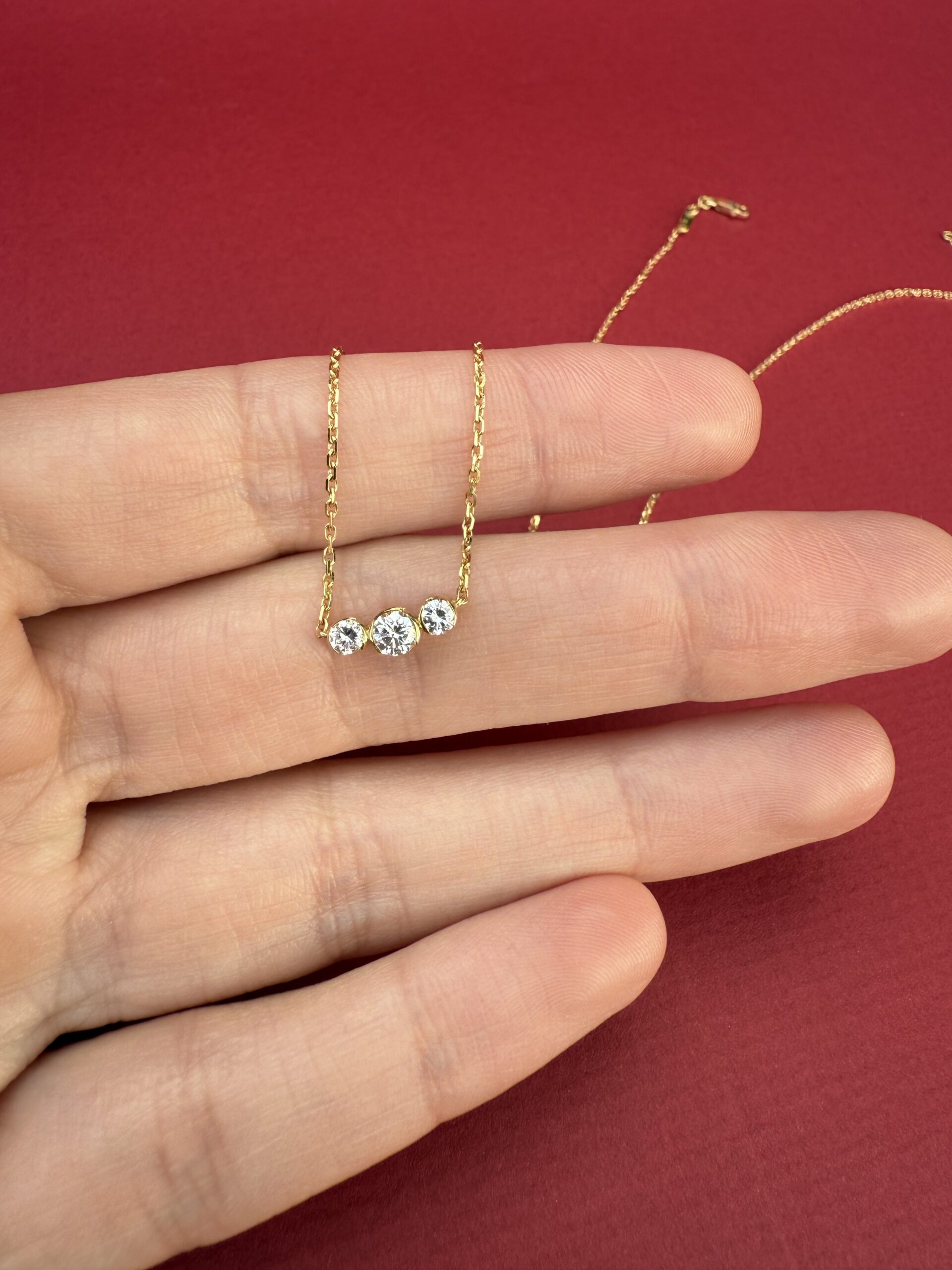 Collier suite de 3 diamants sur or jaune