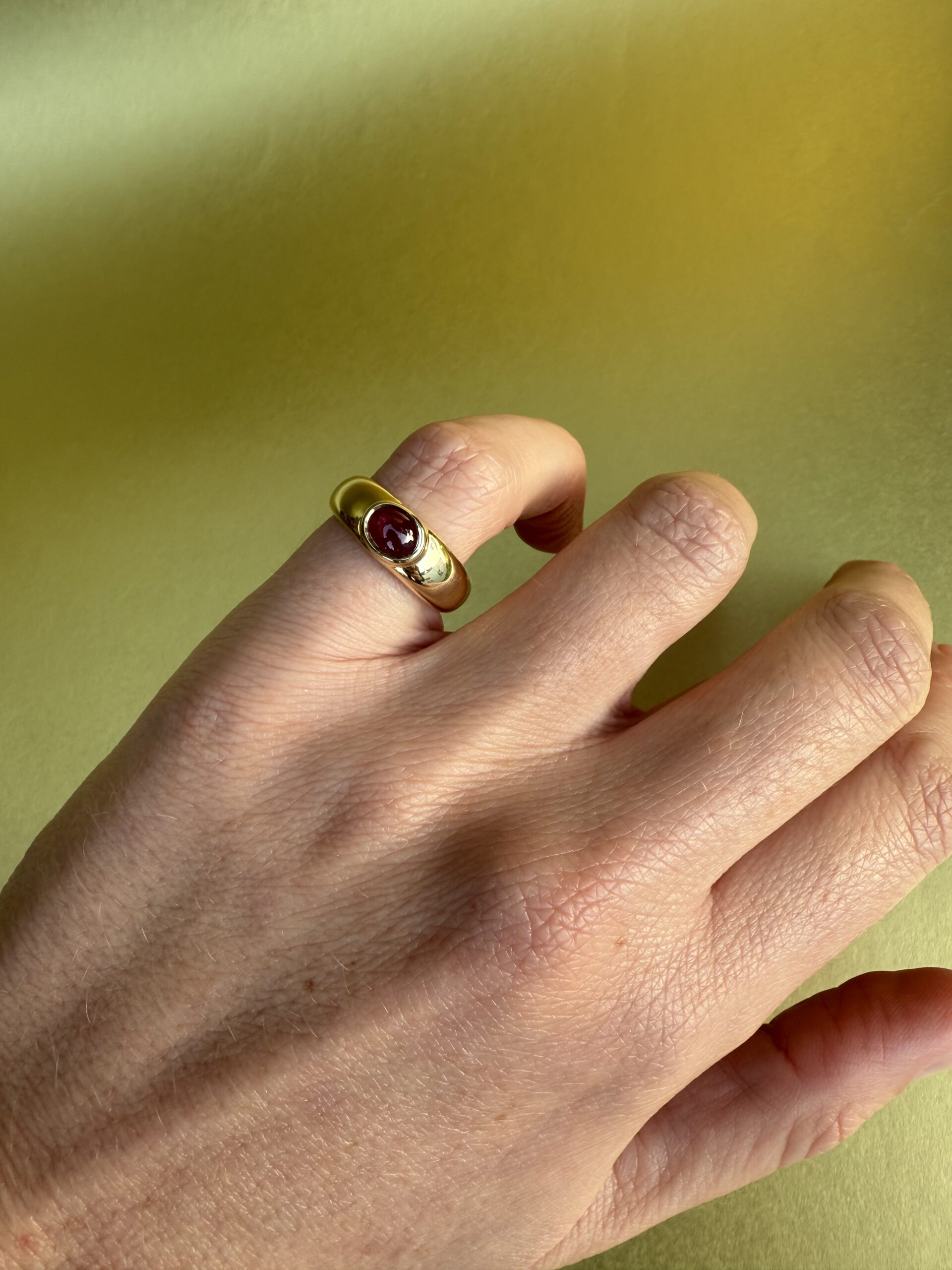 Bague jonc rubis cabochon