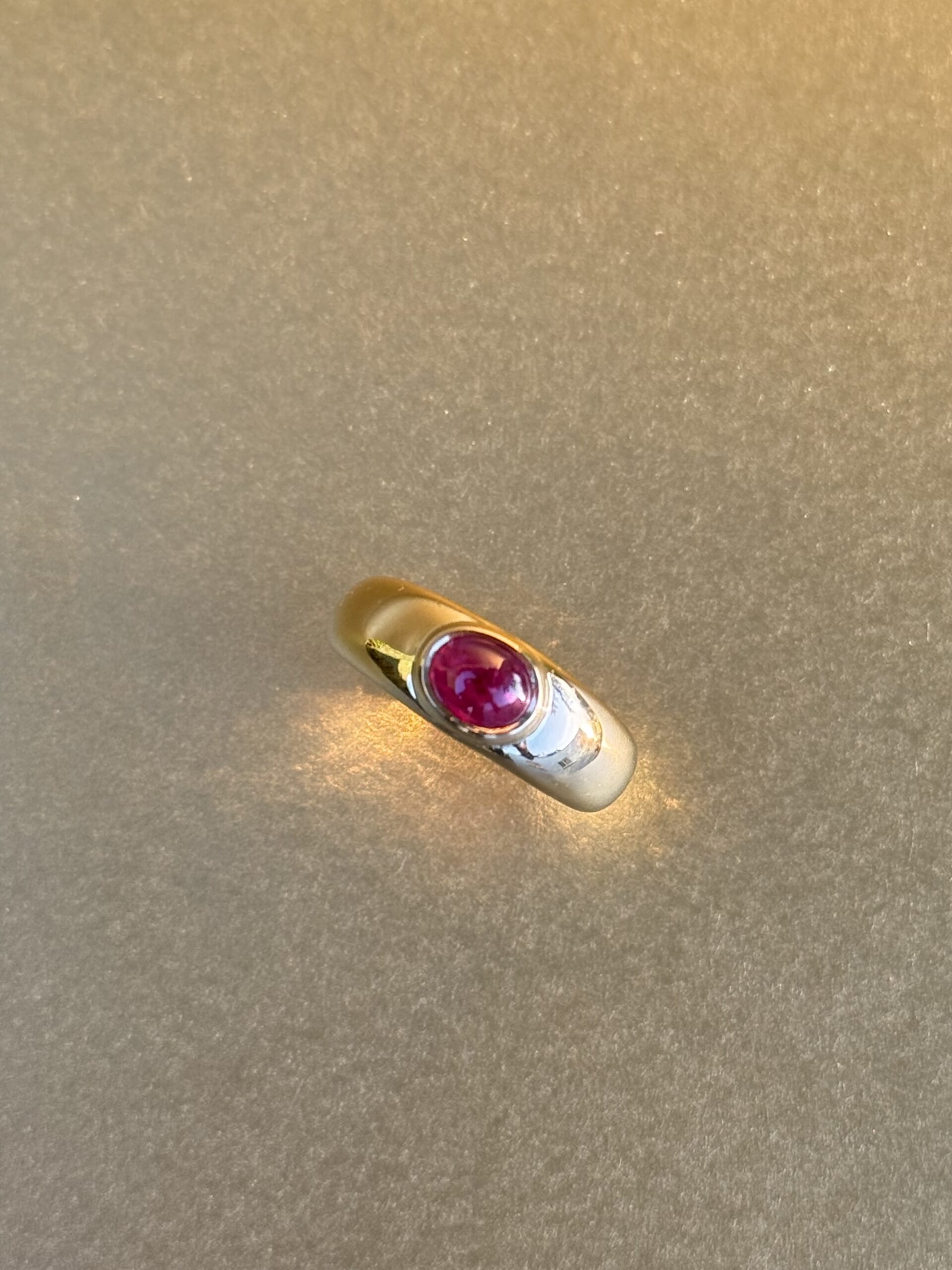 Bague jonc rubis cabochon