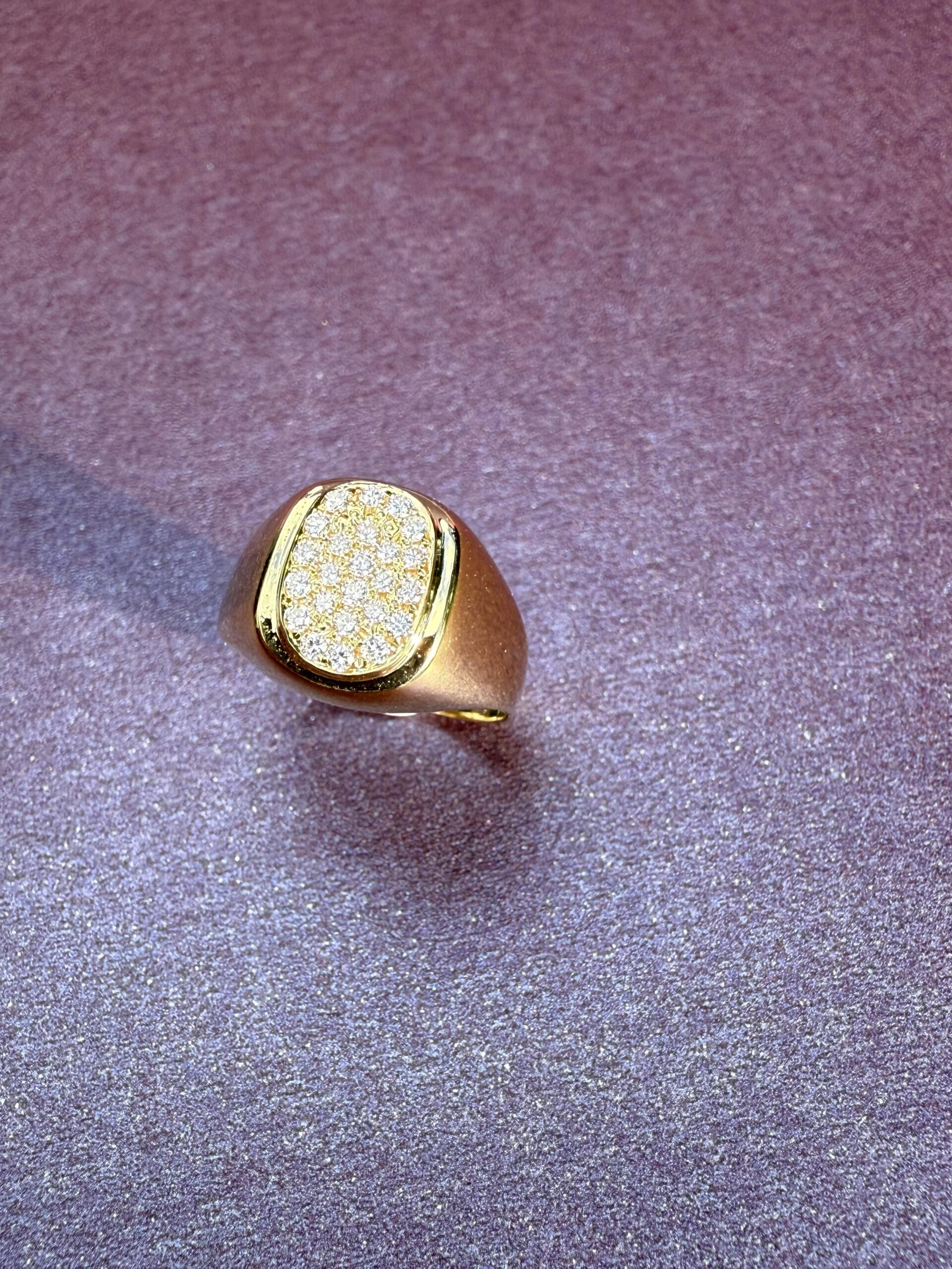 Chevalière or jaune et diamants