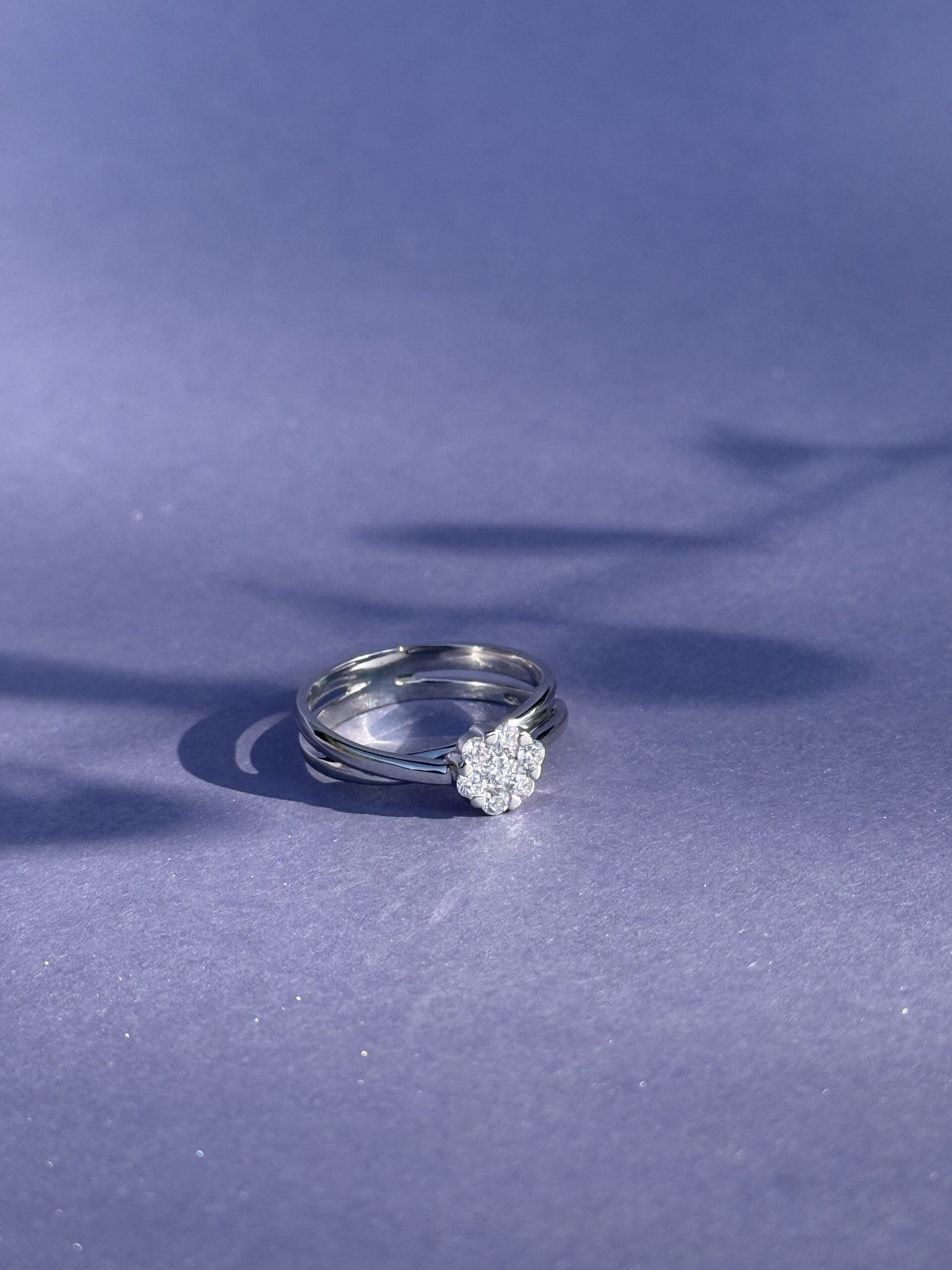 Bague fleur de diamants croisée