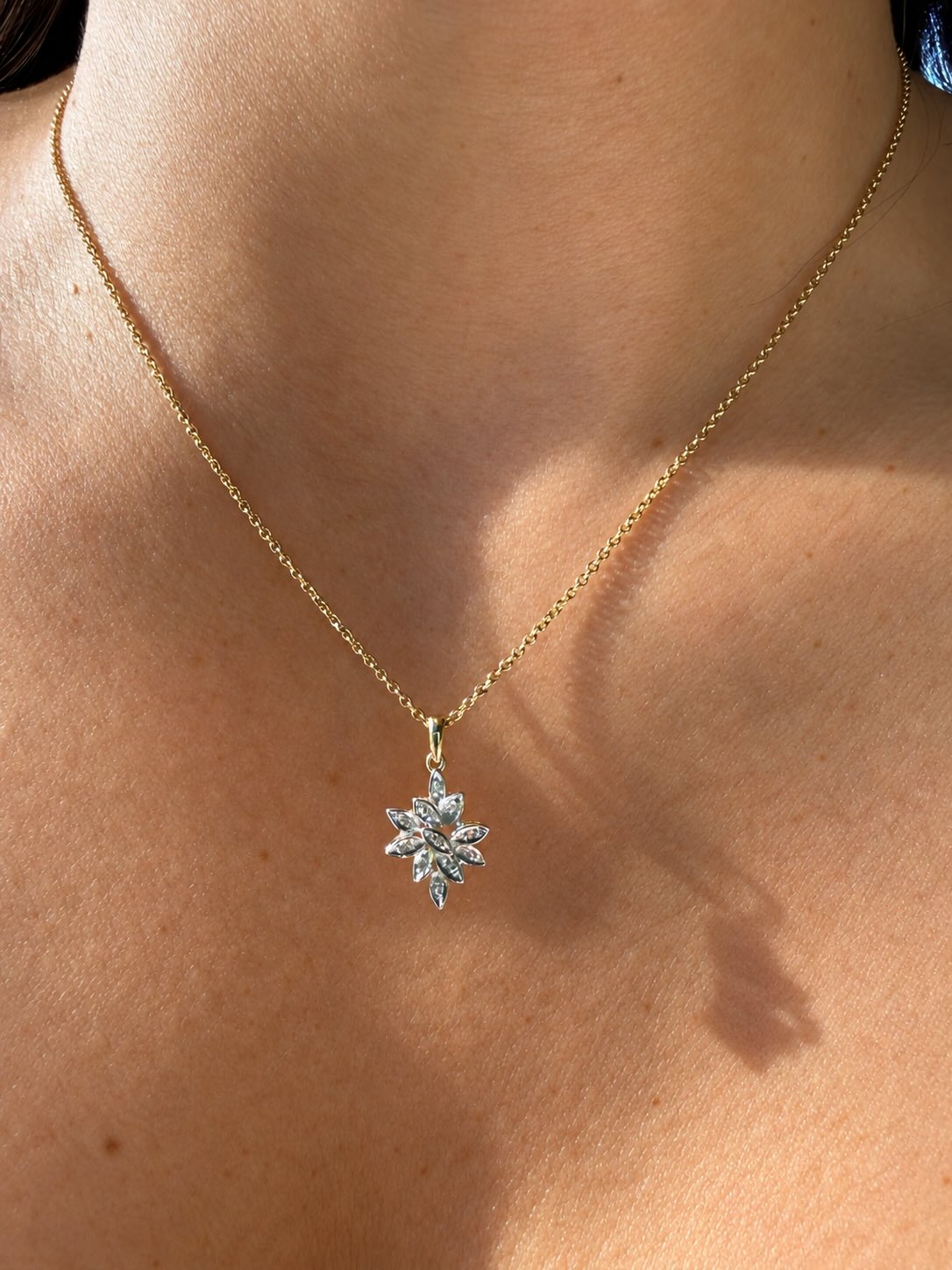 Pendentif fleur diamants en or deux tons