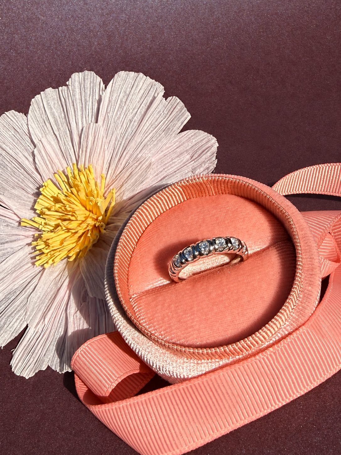 Bague chenille de tank en or blanc et diamants