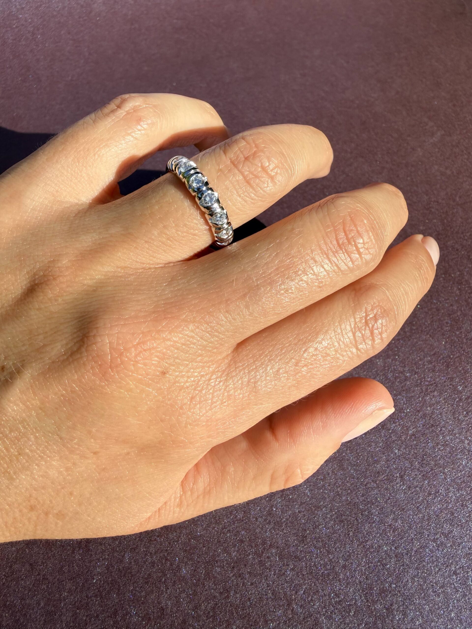 Bague chenille de tank en or blanc et diamants