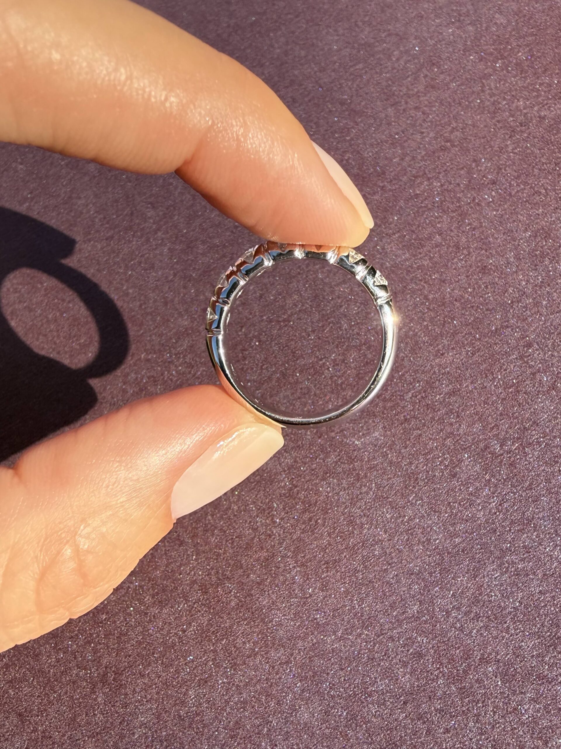 Bague chenille de tank en or blanc et diamants
