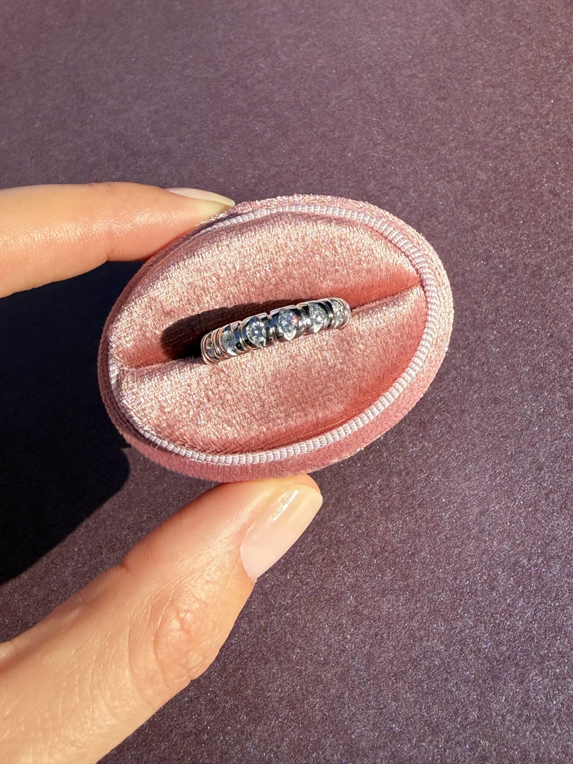 Bague chenille de tank en or blanc et diamants